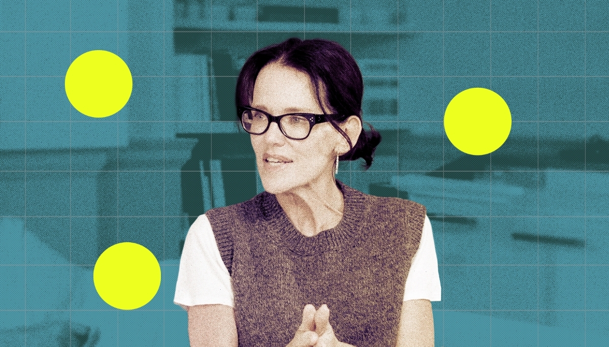 La directrice de casting britannique Anita Bitton orchestre les podiums de Chanel, une première pour la maison.
