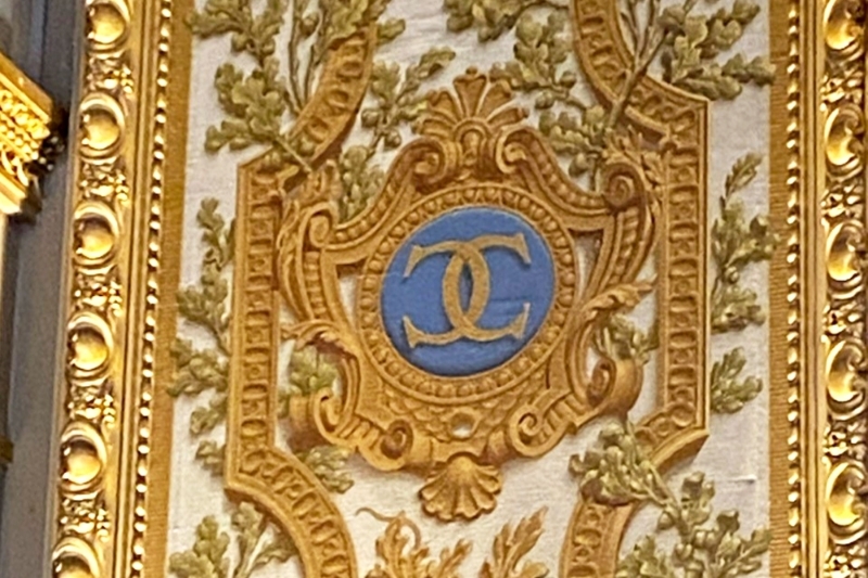 Composé de deux “C” placés dos à dos et entremêlés, le logo historique de la Cour de cassation est l'exact décalque de celui qu'adoptera Coco Chanel pour sa maison de couture.